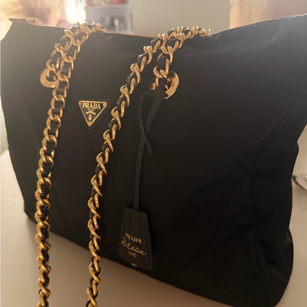 Prada Re-Edition 1995 Chaîne medium Re-Nylon tote bag in black. Worn few.